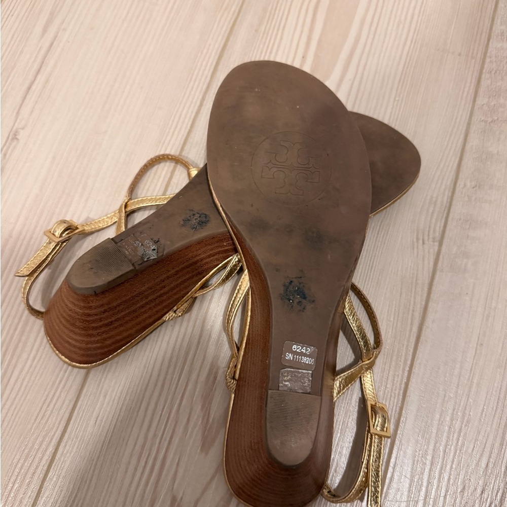 Tory Burch Gold Leather T-Strap Sandals - Women size 8 - Picture 3 of 3